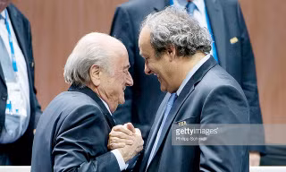 “Đôi bạn thân” Sepp Blatter và Michel Platini cùng chịu án phạt cấm tham gia hoạt động bóng đá trong 8 năm. Ảnh: GETTY IMAGES.