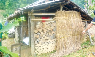 Gần 45 năm nay, cựu chiến binh Phương Văn Phín sống trong túp lều rách nát này.