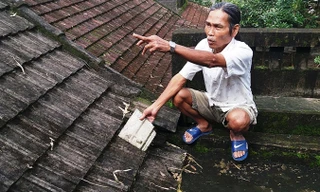 Dấu vết ngói vỡ, mái lợp hư hỏng tại nhà của anh Trần Văn Vinh.