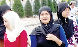 Đa dạng khăn phụ nữ Chăm