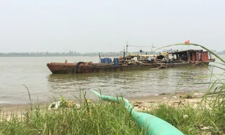 Hình ảnh tàu khai thác cát trên sông Hồng, đoạn qua địa phận huyện Kim Động (Hưng Yên). Ảnh: N.H.
