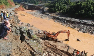 Trục vớt xe, tìm kiếm người mất tích trong sự cố tại Thủy điện Sông Bung 2 (Quảng Nam). Ảnh: Hoài Văn. 