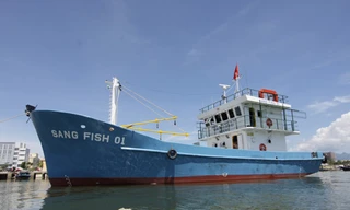 Vụ tàu vỏ thép hỏng nằm bờ: Hãng đóng tàu dọa kiện ngư dân, Bộ NN&PTNT