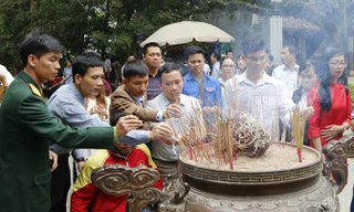 Đoàn đại biểu Gương mặt trẻ Việt Nam tiêu biểu 2016 về nguồn dâng hương, báo công lên các Vua Hùng. Ảnh: Như Ý.