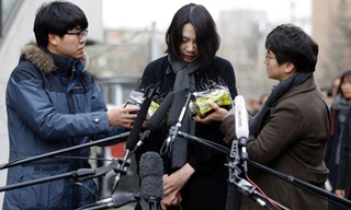 Heather Cho cúi gầm mặt xin lỗi vì rắc rối mà bà gây ra.