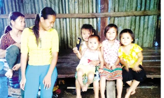 2 người vợ và 4 đứa con của ông Nông Văn Hùa.