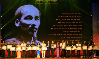 Thủ tướng Nguyễn Xuân Phúc trao bằng khen cho những người có công tiêu biểu toàn quốc năm 2017. Ảnh: Phạm Thanh.