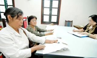 Người dân đến gửi đơn thư khiếu nại, tố cáo tại phòng tiếp dân của Thanh tra Chính phủ. Ảnh: Hồng Vĩnh.