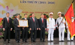 Phó Thủ tướng Chính phủ Hoàng Trung Hải thay mặt lãnh đạo Đảng, Nhà nước trao Huân chương Độc lập cho Công ty Xuất nhập khẩu Than. Ảnh: Minh Phương.