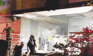 Lực lượng phòng cháy chữa cháy tiếp cận hiện trường. Ảnh: PV.