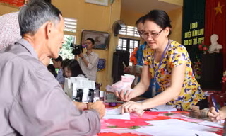 Chi trả tiền bồi thường thiệt hại do sự cố môi trường biển tại xã Vĩnh Thạch (Vĩnh Linh, Quảng Trị).