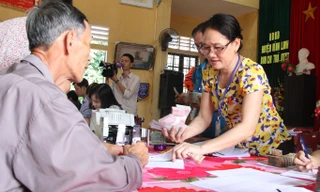 Chi trả tiền bồi thường thiệt hại do sự cố môi trường biển tại xã Vĩnh Thạch (Vĩnh Linh, Quảng Trị).