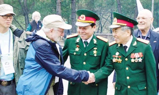 Cựu binh Việt Nam và những người lính Mỹ xưa gặp nhau tại nghĩa trang Trường Sơn. Ảnh: Thái Huyền.