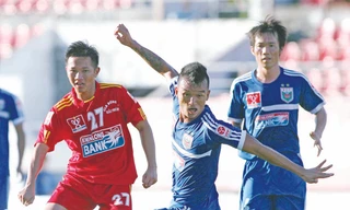 Hải Phòng (trái) hay B.Bình Dương (phải) sẽ nâng cao Siêu cúp QG 2014 - Cúp Tiền Phong - THACO?. Ảnh: VSI.