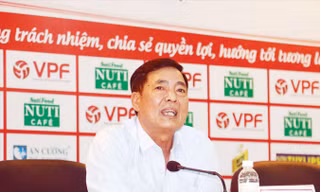 Những phát ngôn của ông Trần Mạnh Hùng trong đoạn đối thoại với ông Dương Văn Hiền ngày 15/5 được cho là phản cảm, không tương xứng với trách nhiệm và vị trí của ông ở VPF. Ảnh: VSI.