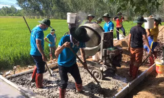 Trong ngày đầu tiên (9/7), các đội tình nguyện chuyên ngành bắt đầu triển khai nhiều công trình, phần việc góp phần xây dựng nông thôn mới. Ảnh: CTV.