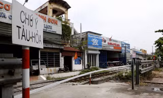 Rào chắn dân sinh trên đường Giải Phóng.