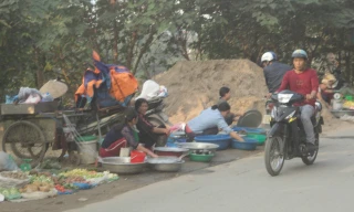 Chợ cóc lấn đường
