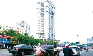 Tòa nhà TĐC Tạ Quang Bửu (Hai Bà Trưng, Hà Nội) bị bỏ hoang hơn 10 năm. Ảnh: Như Ý.