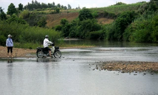 Một đoạn sông trước phải đi đò, nay dễ dàng vượt qua bằng xe máy.