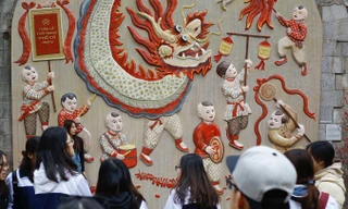 Bích họa Phùng Hưng gây dư luận trái chiều. Ảnh: Như Ý.