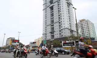 Tòa nhà tái định cư này (ngõ 16, Tạ Quang Bửu, Hà Nội) 10 năm vẫn chưa đưa vào sử dụng. Ảnh: Như Ý.