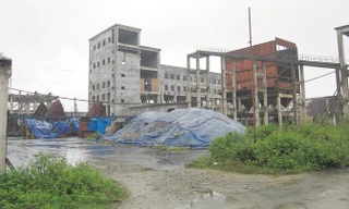 Thiết bị trị giá gần một nghìn tỷ đồng của Dự án thép Vạn Lợi bị bỏ không giữa nắng mưa.