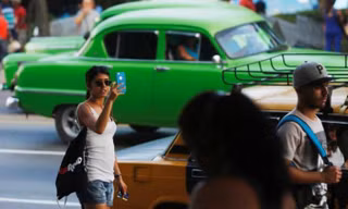 Một phụ nữ sử dụng internet thông qua điểm truy cập công cộng tại thủ đô Havana. Ảnh chụp ngày 10/7. Ảnh: Reuters.