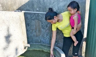 Từ khi dự án mỏ sắt Thạch Khê (Hà Tĩnh) khởi công, nguồn nước ở các xã bị cạn kiệt, bà Trương Thị Tuyết (thôn Liên Hải, Thạch Hải) bên những can nước mưa gia đình vừa tích trữ được. Ảnh: Minh Thùy.