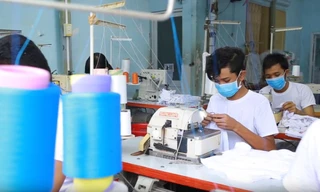 Nhiều doanh nghiệp vẫn chưa thể vui dù được “cởi trói”. Ảnh: VP.