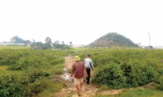 Công trình đội vốn gần 3 lần chưa hoàn thành và người dân vẫn phải ở trong lòng hồ. Ảnh: M.Ð.