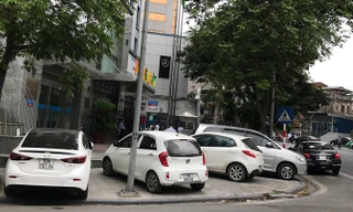 Xe đỗ tràn lan trên vỉa hè ngã tư Trần Nguyên Hãn-Ngô Quyền. Ảnh: Minh Tuấn.