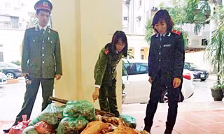 Thịt lợn ôi thiu thu giữ tại chợ Phùng Khoang.