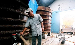 Một cơ sở sản xuất nước mắm truyền thống ở Phú Quốc. Ảnh: Dân Trí