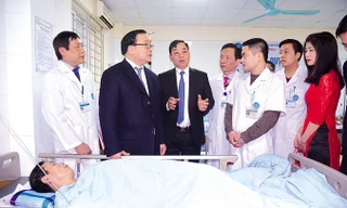 Bí thư Thành ủy Hà Nội Hoàng Trung Hải (thứ hai từ trái qua) thăm BV Ða khoa Hà Ðông tháng 2/2018. Ảnh: Nguyễn Văn Lập.