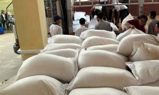 Muốn nhận gạo cứu trợ, phải đóng phí