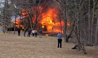 Máy bay đâm vào nhà dân, một người tử vong