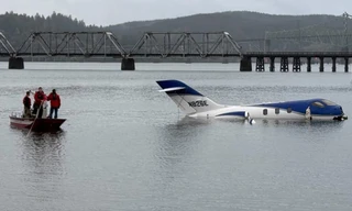 Máy bay trượt khỏi đường băng rồi lao thẳng xuống nước