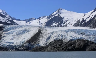 Tuyết lở bất ngờ vùi lấp 3 du khách