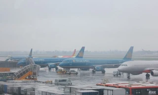 Mưa dông dồn dập, nhiều chuyến bay không thể cất - hạ cánh ở Nội Bài 