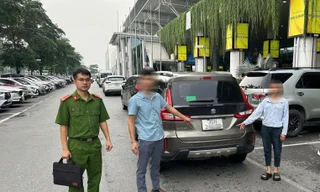 Cò mồi 'chặt chém' tiền taxi của khách nước ngoài tại sân bay Nội Bài