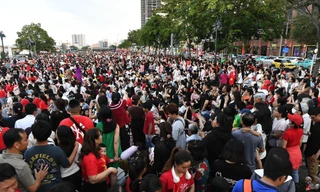 Người dân đổ về trung tâm TPHCM chờ xem pháo hoa trước 5 tiếng