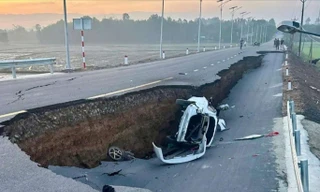 Sập mặt cầu vừa khánh thành ở Tây Ninh, ô tô chở 4 người rơi xuống hố