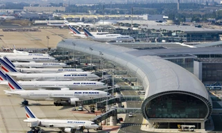 1.300 chuyến bay không thể cất - hạ cánh ở Pháp 