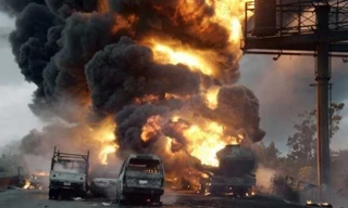 Hàng trăm người thương vong vì vớt xăng từ xe bồn bị lật