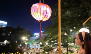 Di chuyển hơn 100 km về Hoa Lư chỉ để check-in cảnh phố cổ lên đèn