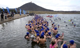 Lý do hàng nghìn người nhảy xuống nước lạnh 'cắt da cắt thịt' 