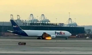 Động cơ máy bay FedEx bốc cháy dữ dội 