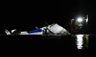 Máy bay rơi xuống sông, 3 người thiệt mạng