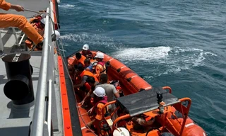 Cứu sống 10 thuyền viên trên tàu chở than bị chìm 